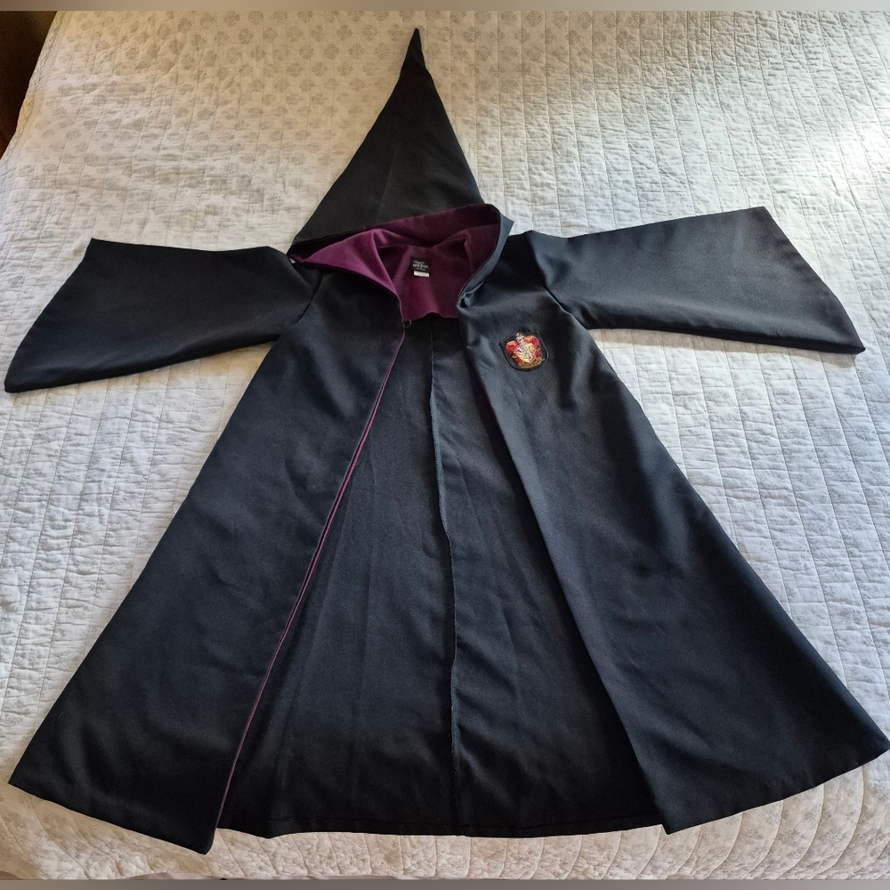Gryffindor Youth Wizard Robe - Picture 7 of 11